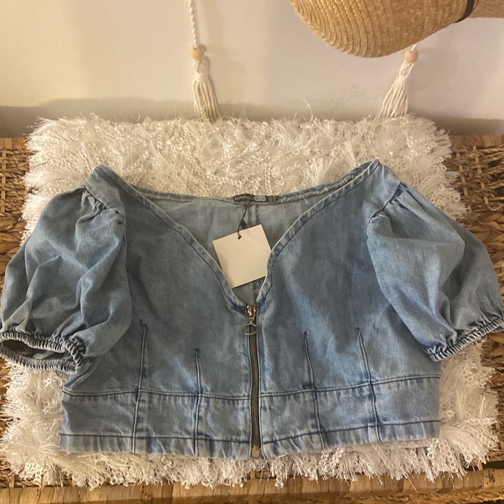 Denim crop top with zipper and some what puffy sleeve’s